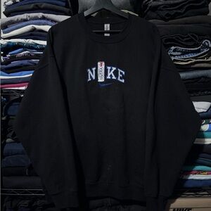 Gildan Men's Black Crewneck Sweater